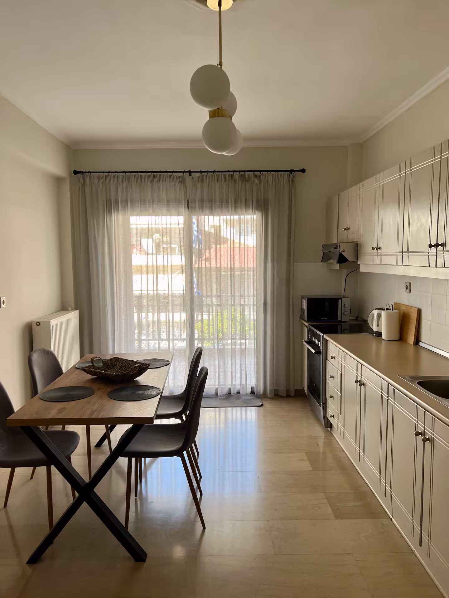Airy Apartment - Image 3