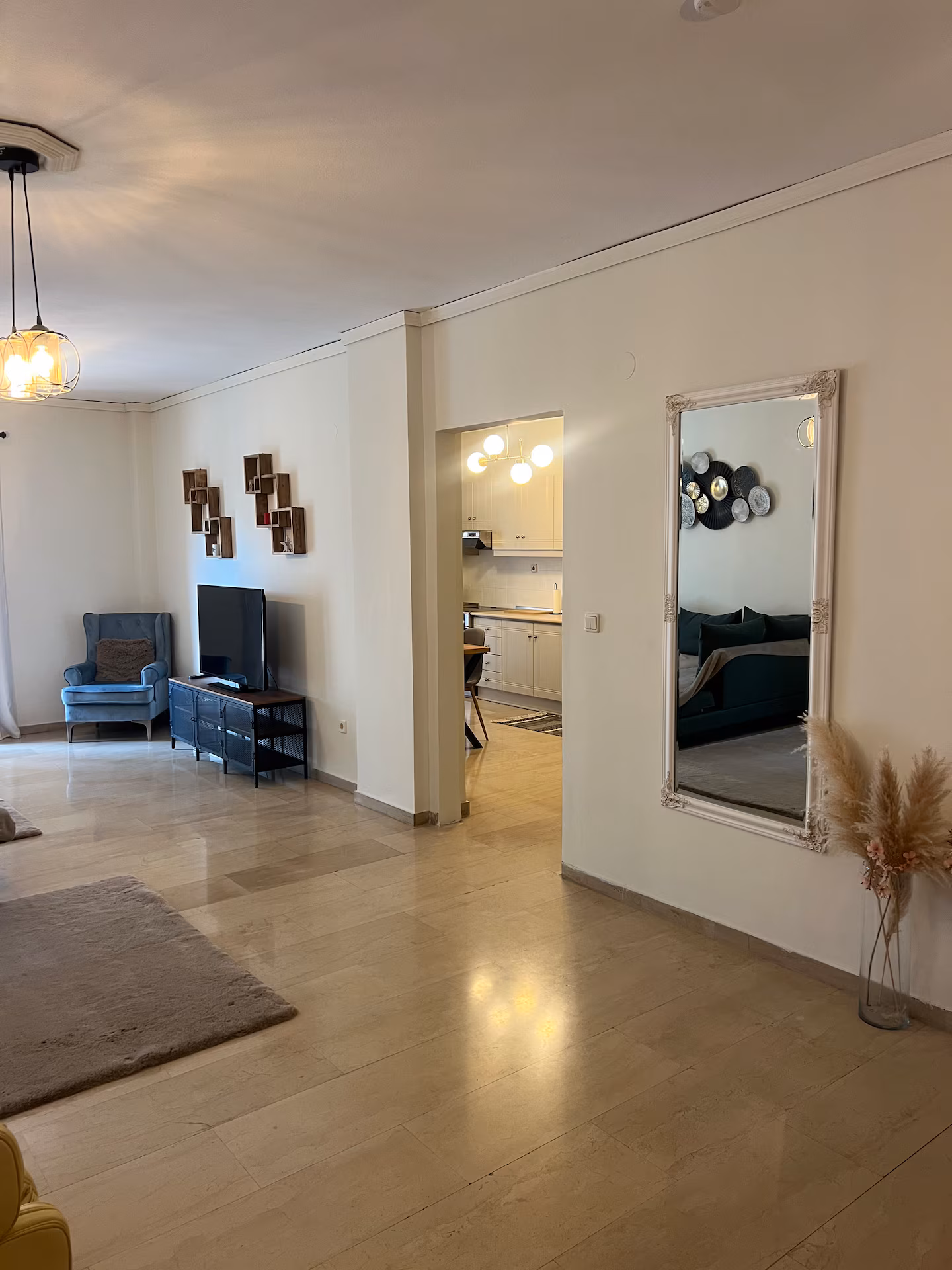 Airy Apartment - Image 9