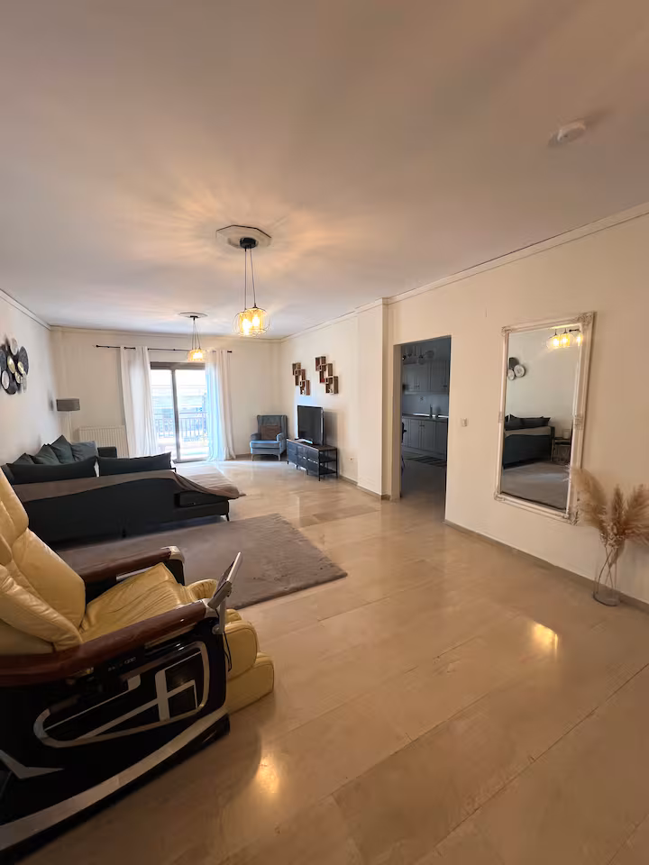 Airy Apartment - Image 10