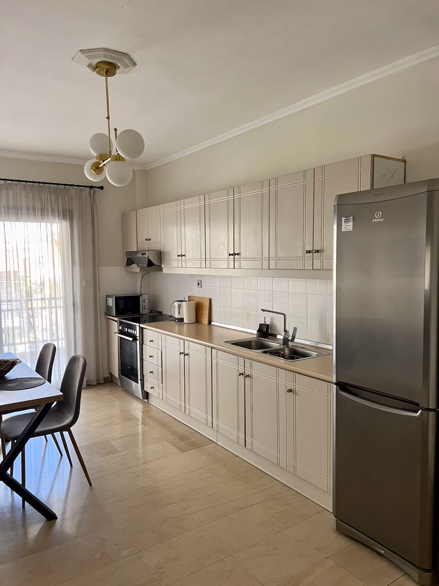 Airy Apartment - Image 11
