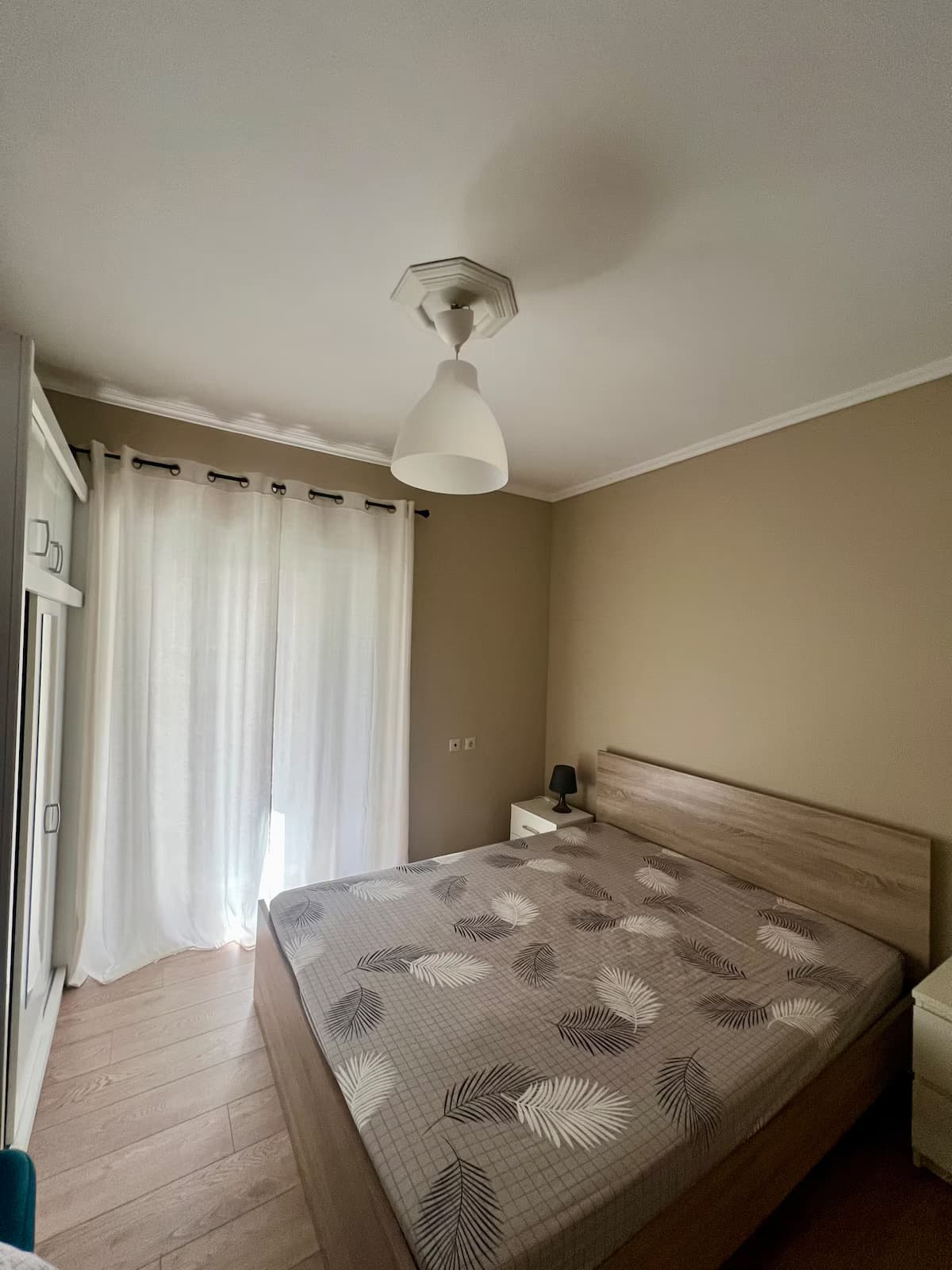 Airy Apartment - Image 12