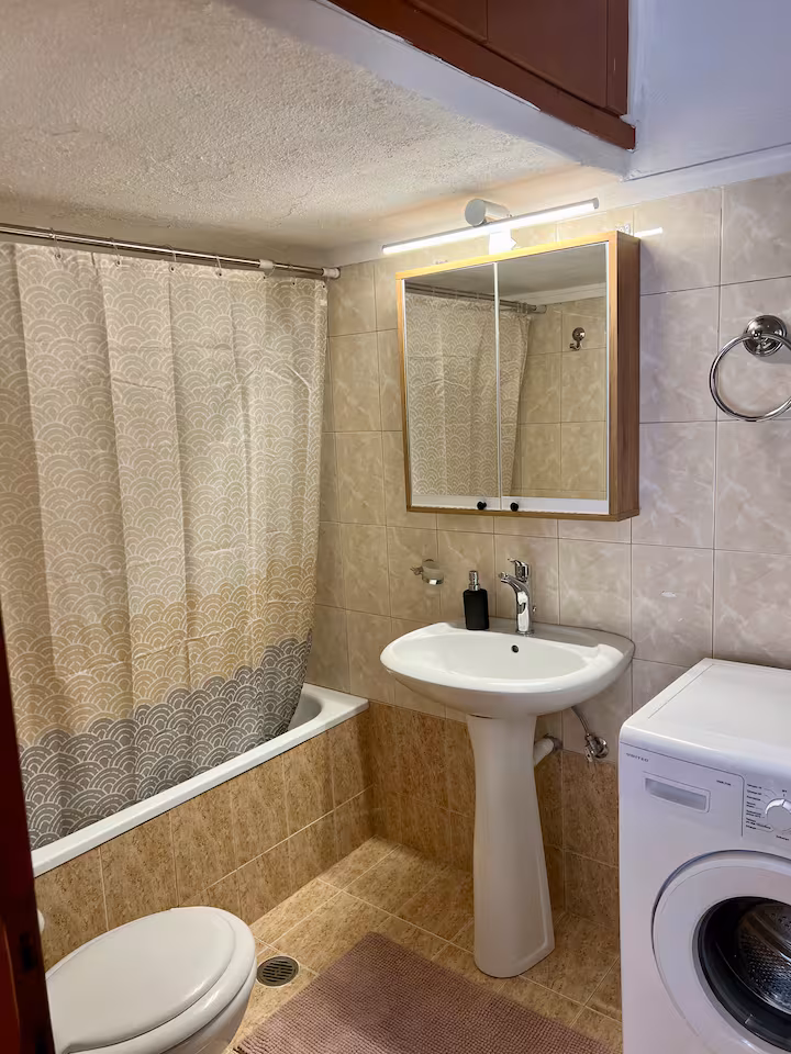 Sunny Apartment - Image 8